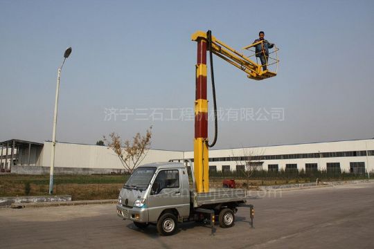 點(diǎn)擊查看詳細(xì)信息<br>標(biāo)題：小型高空作業(yè)車(chē) 閱讀次數(shù)：3250